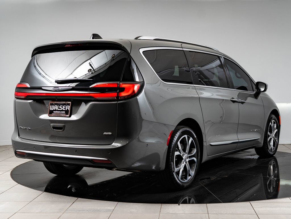 Used 2024 Ceramic Gray Clearcoat Chrysler Pinnacle image 10