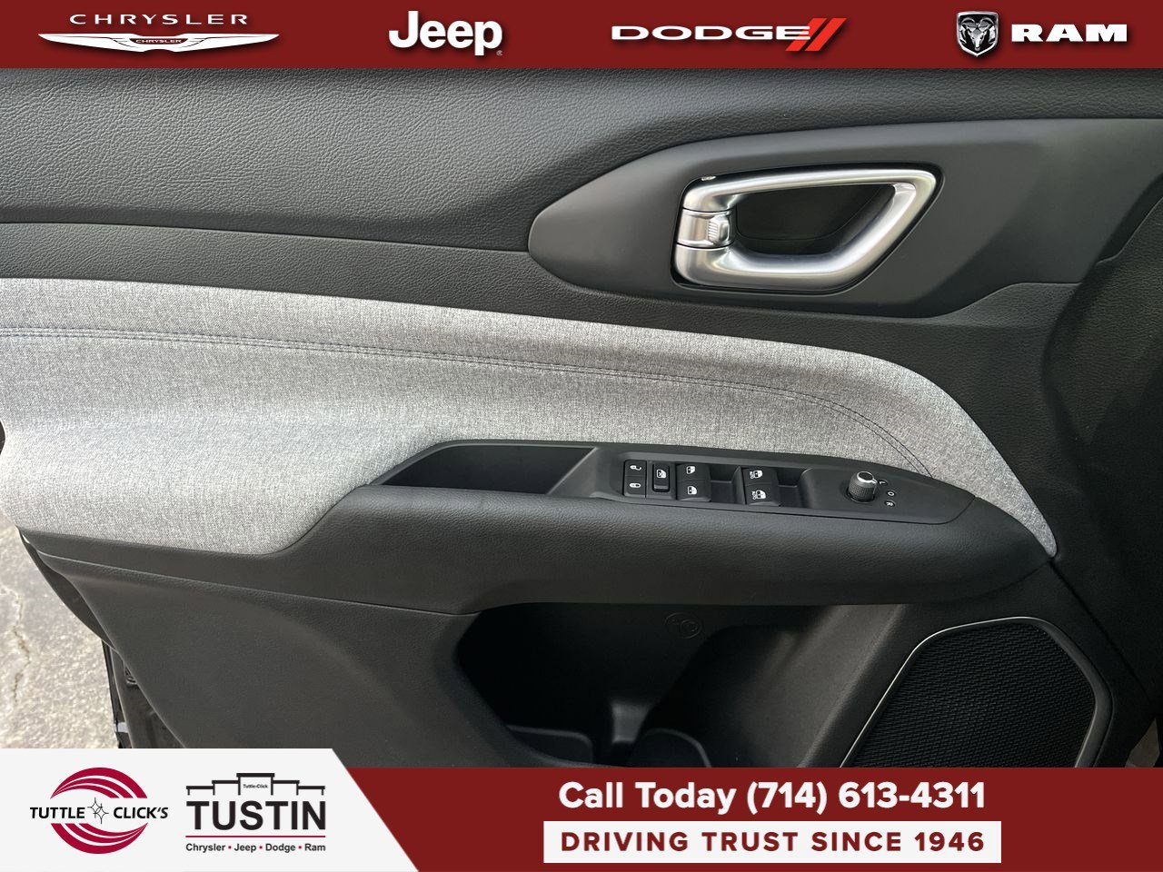 New 2026 Diamond Black Crystal Pearl-Coat Exterior Paint Jeep Latitude image 20