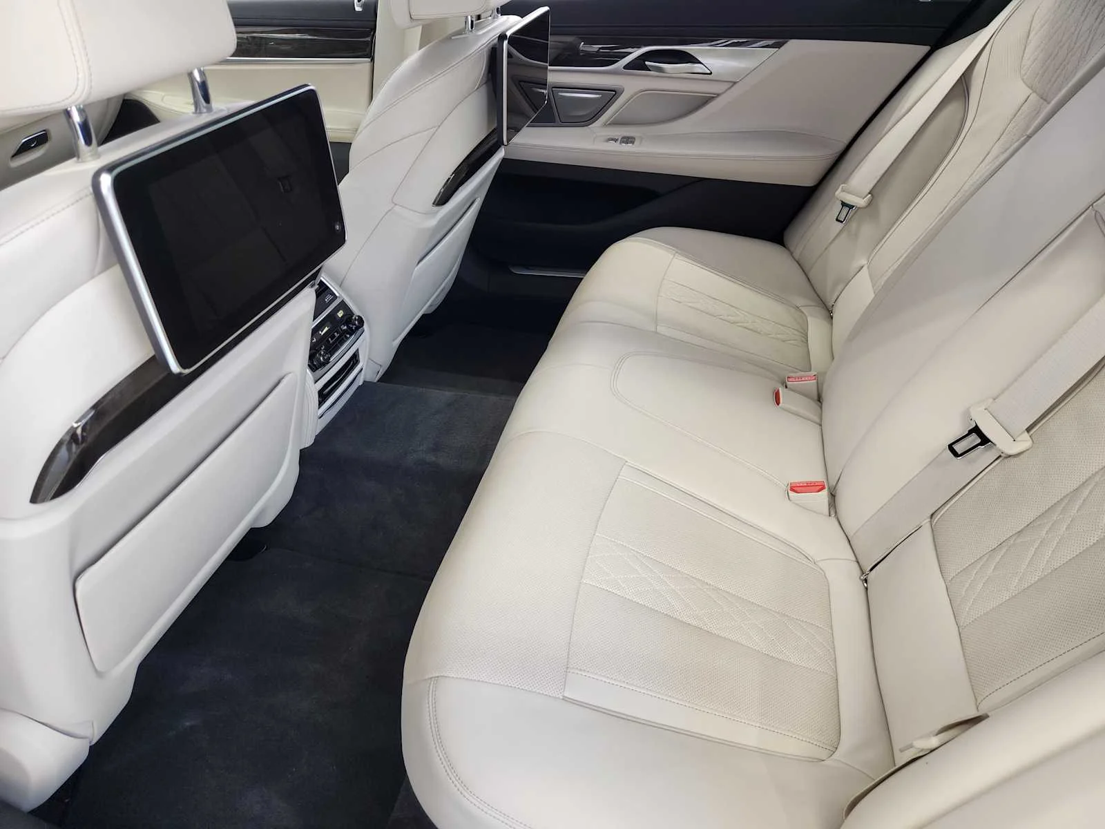 Used 2022 Black Sapphire Metallic BMW 750i xDrive image 27