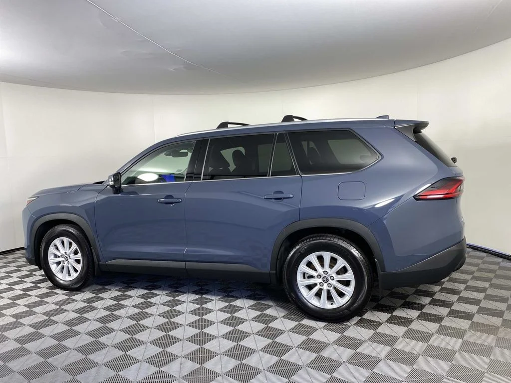 Used 2025 Cloud Toyota XLE image 5