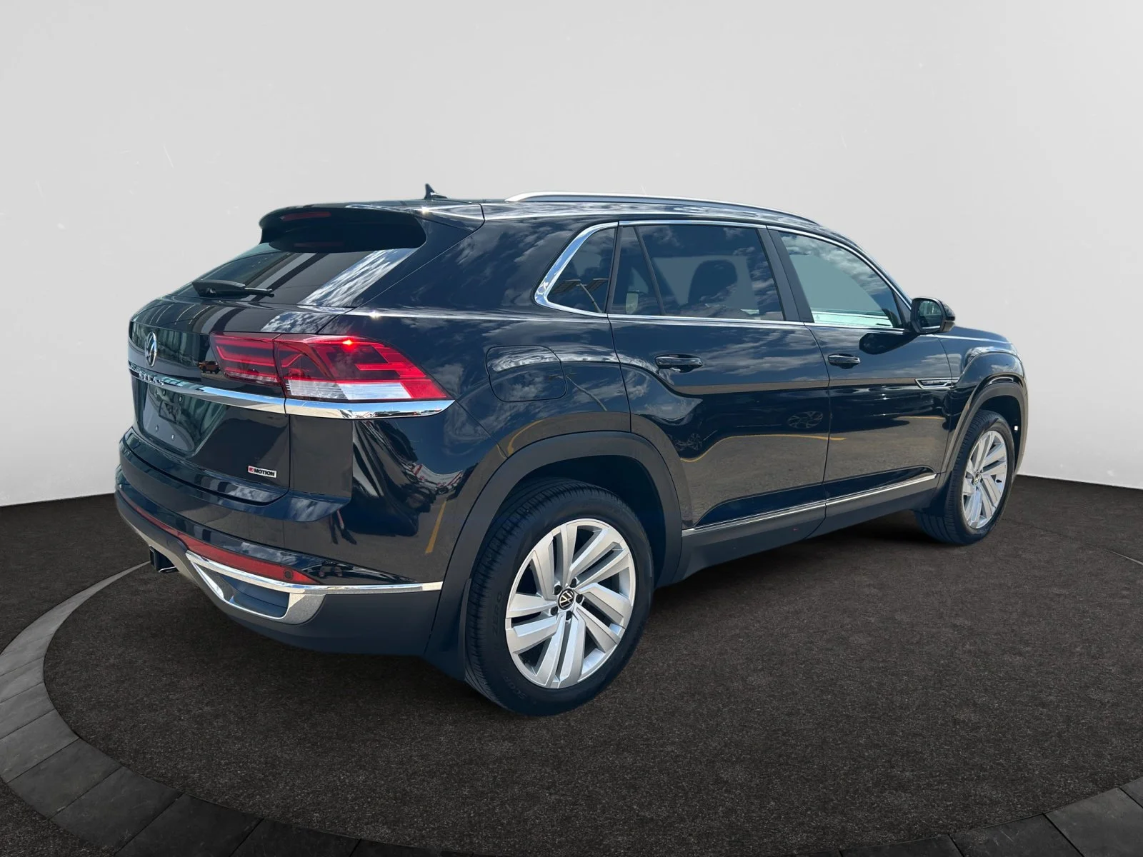 Used 2021 Black Volkswagen HIGHLINE image 5