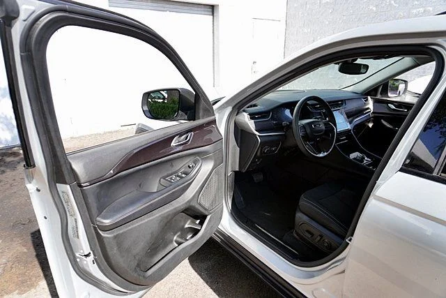 Used 2023 Silver Jeep Laredo image 35