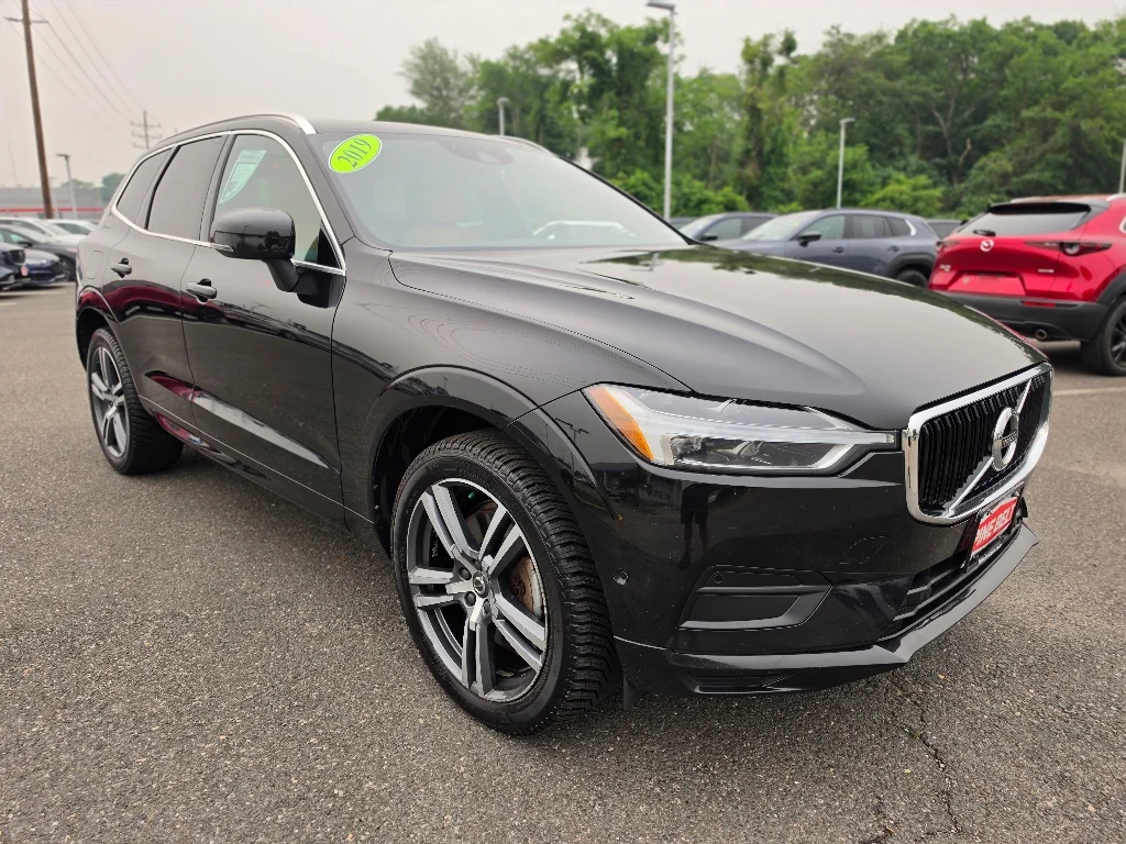 Used 2019 Onyx Black Metallic Volvo T6 Momentum image 24