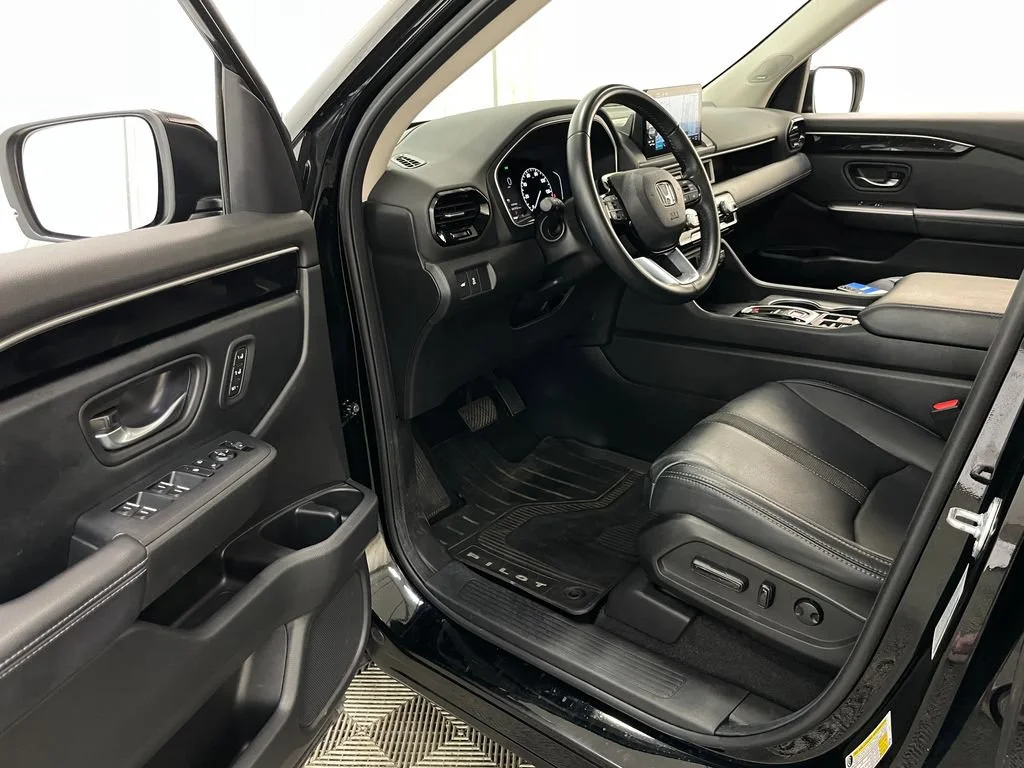 Used 2024 Black Honda Touring image 27