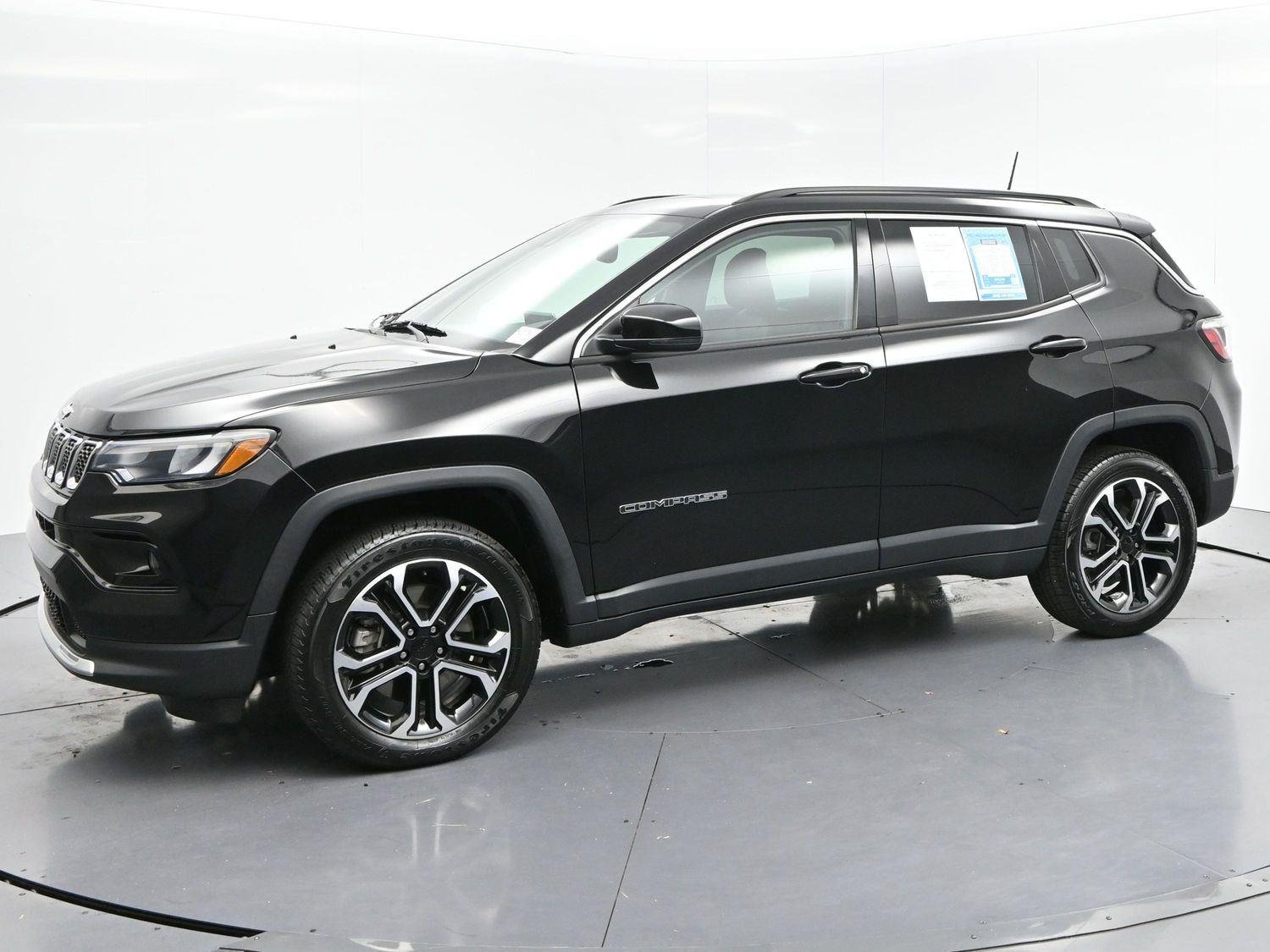Used 2023 Diamond Black Crystal Pearlcoat Jeep Limited image 4
