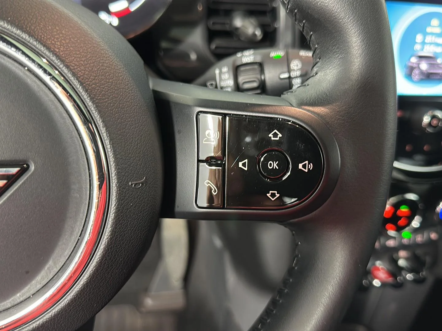 Used 2022 White Silver Metallic MINI Oxford Edition image 15