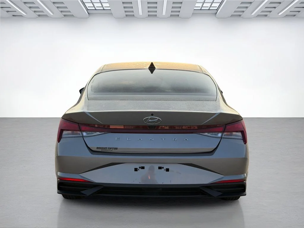 Used 2023 Silver Hyundai SEL image 4