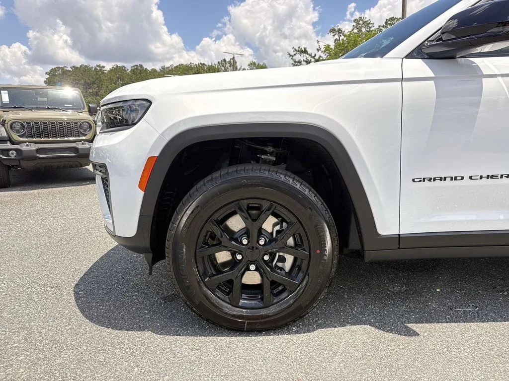 New 2026 Bright White Clear-Coat Exterior Paint Jeep Laredo image 12