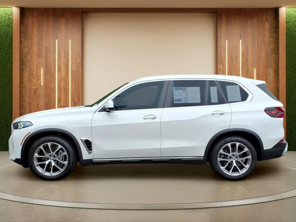 Used 2025 White BMW xDrive40i image 29