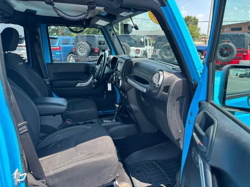 Used 2018 Chief Jeep Sahara image 11