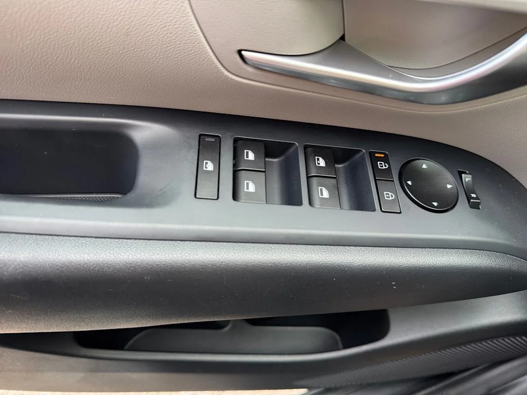 Used 2025 Gray Hyundai SE image 22