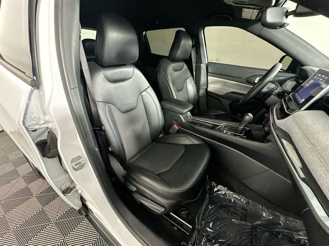 Used 2025 White Jeep Latitude image 27