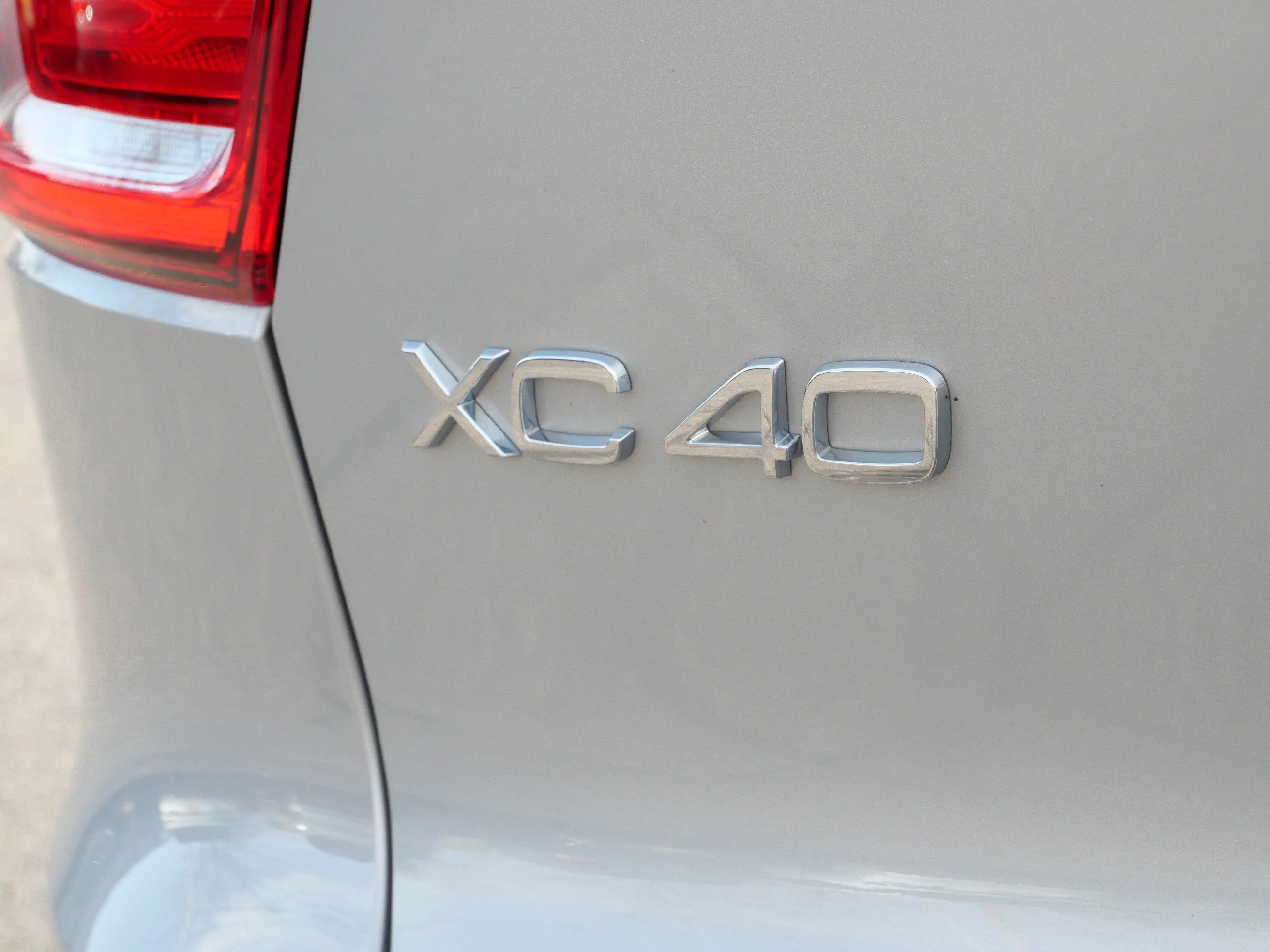 Used 2024 Silver Dawn Metallic Volvo Plus Dark Theme image 17