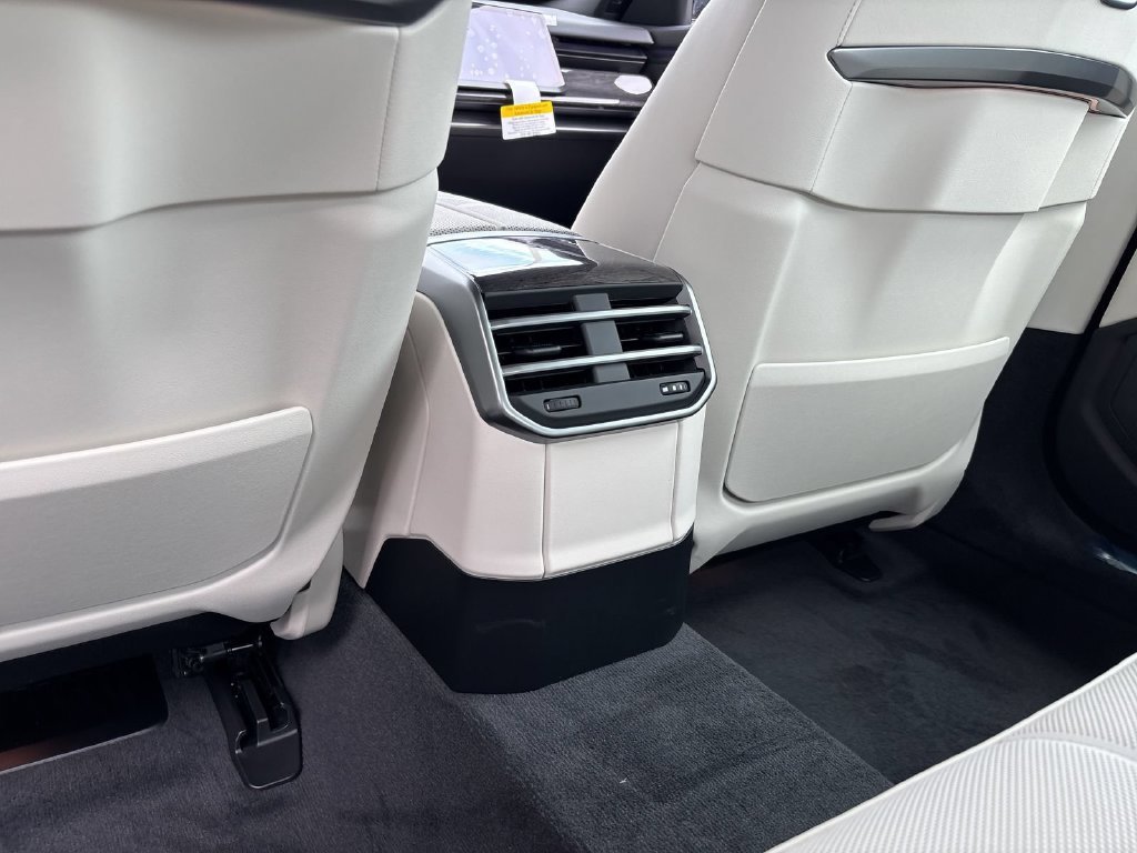 New 2027 Dravit Grey Metallic BMW  image 21