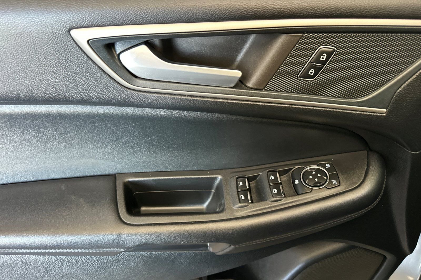 Used 2024 Gray Ford SEL image 10