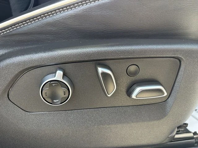 Used 2023 White GMC AT4X image 23