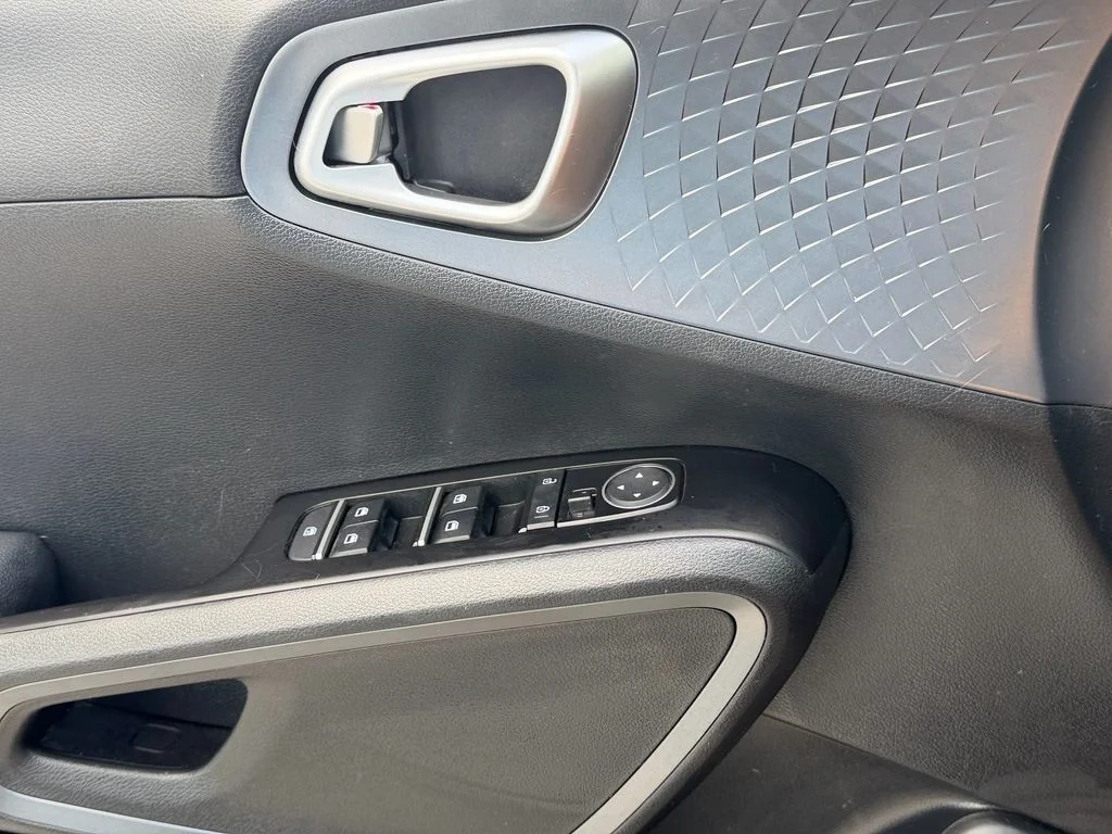 Used 2021 Silver Kia S image 27