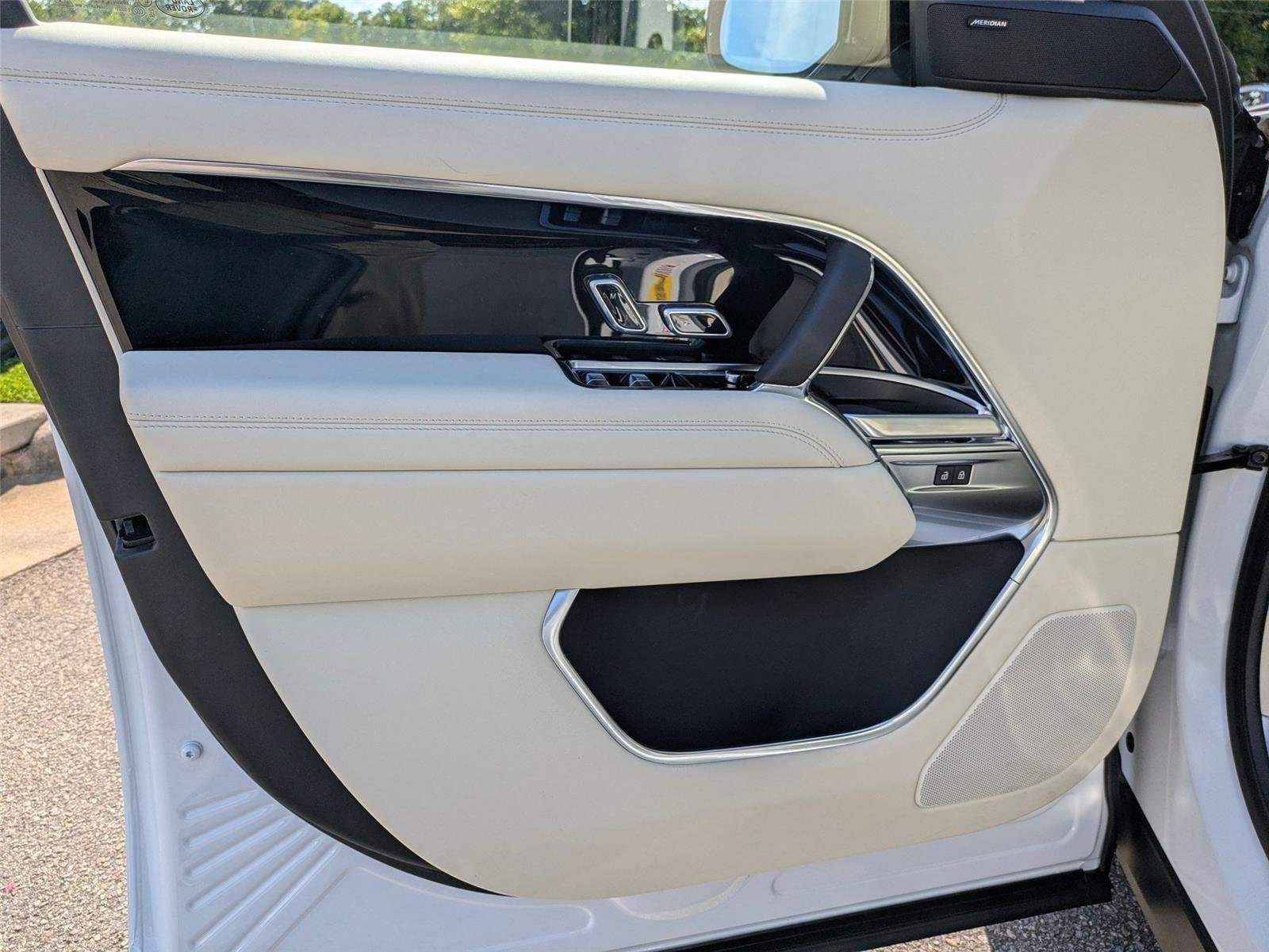 New 2026 Fuji White LAND ROVER SE 7 Seats image 11