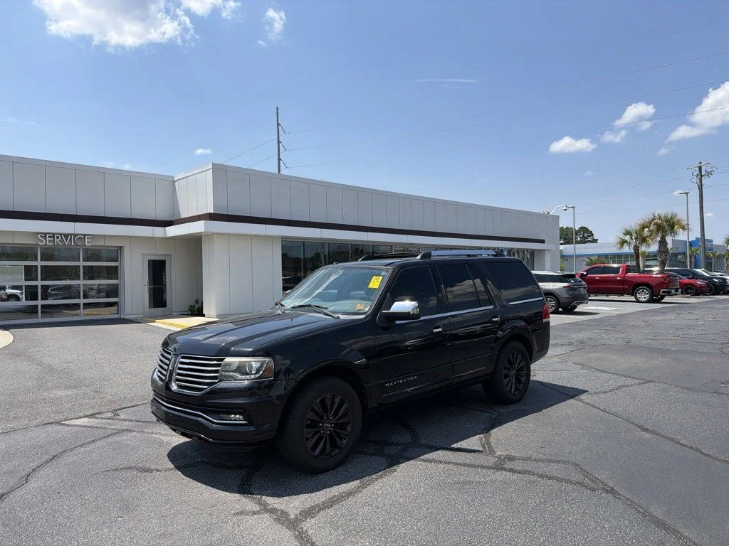 Used 2015 Tuxedo Black Metallic Lincoln Base image 3