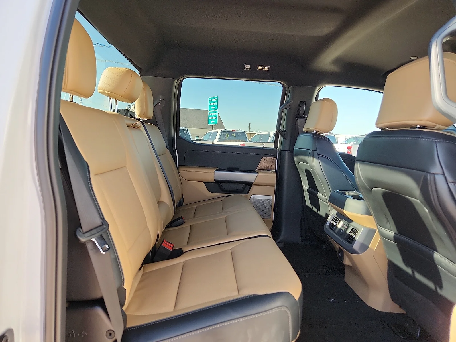 New 2026 Oxford White Ford LARIAT image 19