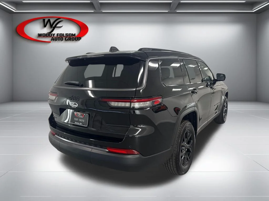 New 2026 Diamond Black Crystal Pearl-Coat Exterior Paint Jeep Altitude image 6