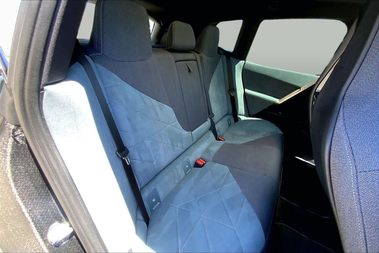 Used 2024 Blue Ridge Mountain Metallic BMW xDrive50 image 19