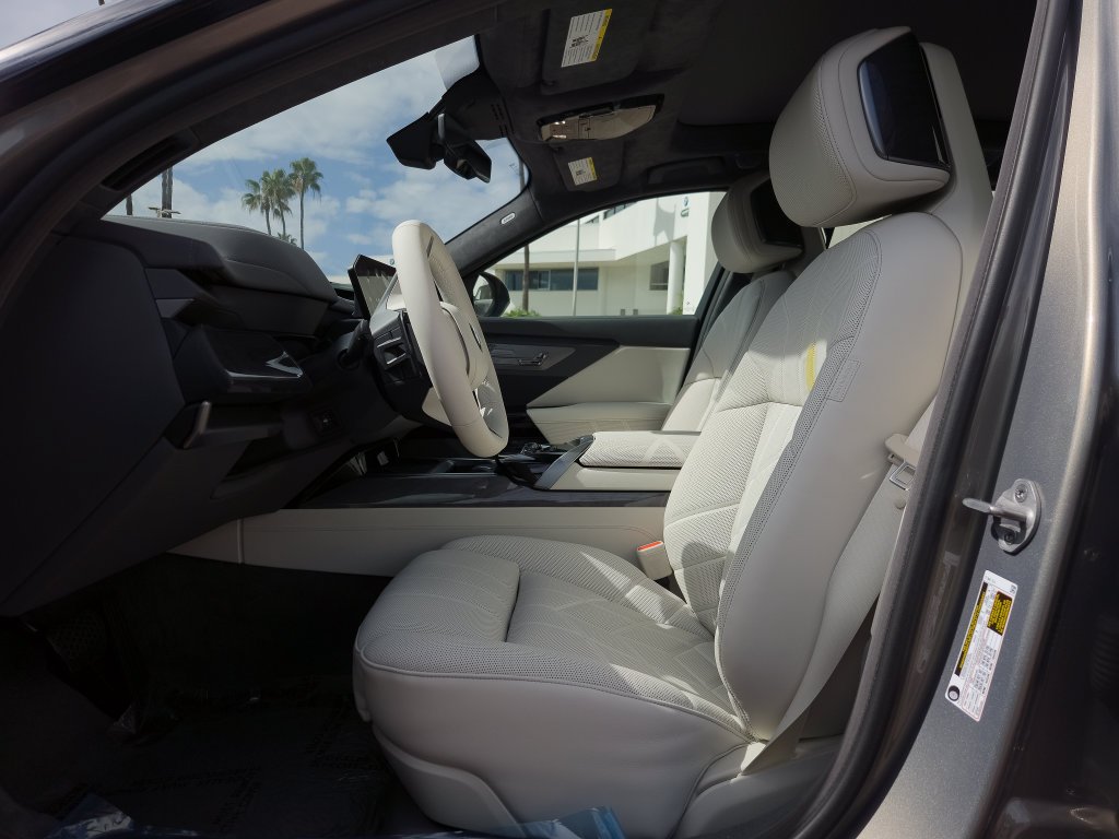 New 2027 Oxide Grey/Blk Sap BMW  image 7