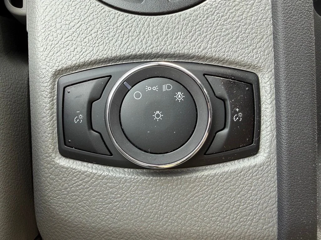 New 2026 Oxford White Ford E-350 SRW image 32