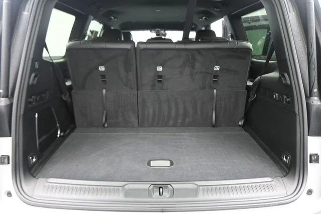 Used 2023 Silver Jeep Base image 25