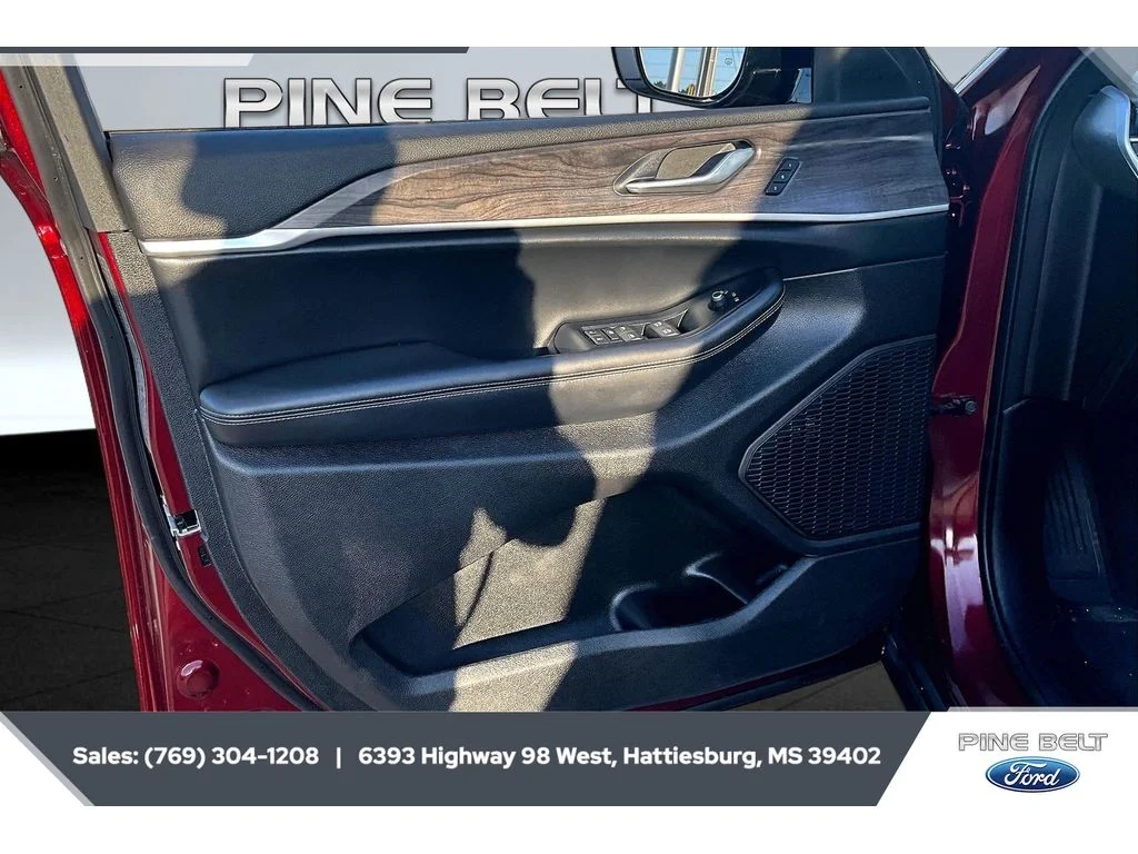 Used 2025 Velvet Red Pearlcoat Jeep Limited image 18