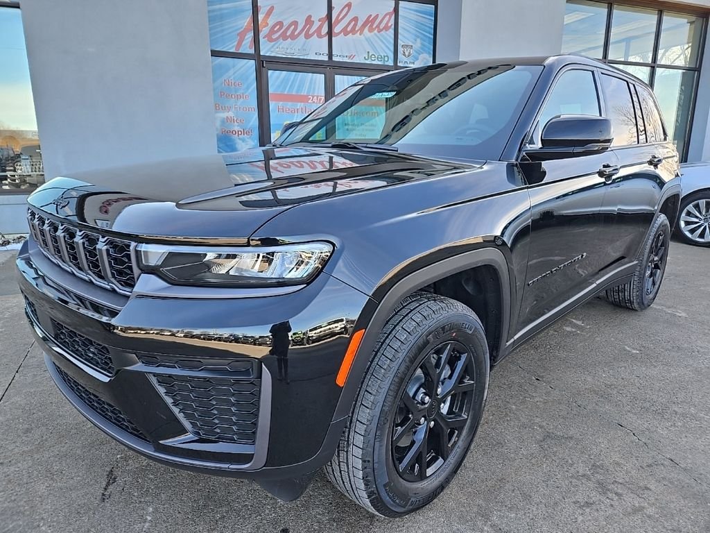 New 2026 Diamond Black Crystal Pearl-Coat Exterior Paint Jeep Altitude image 2