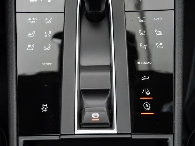 2025 Porsche Macan - Photo 21
