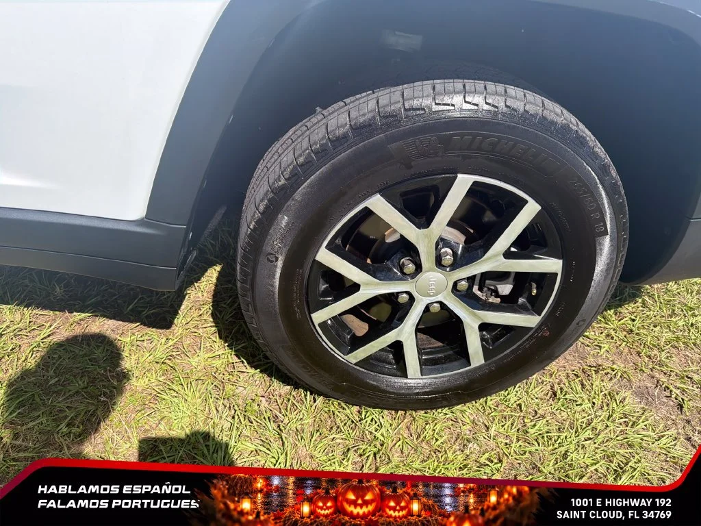 Used 2025 White Jeep Limited 4x4 image 11