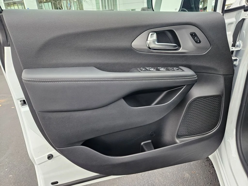 2026 Chrysler Pacifica Select - Photo 10