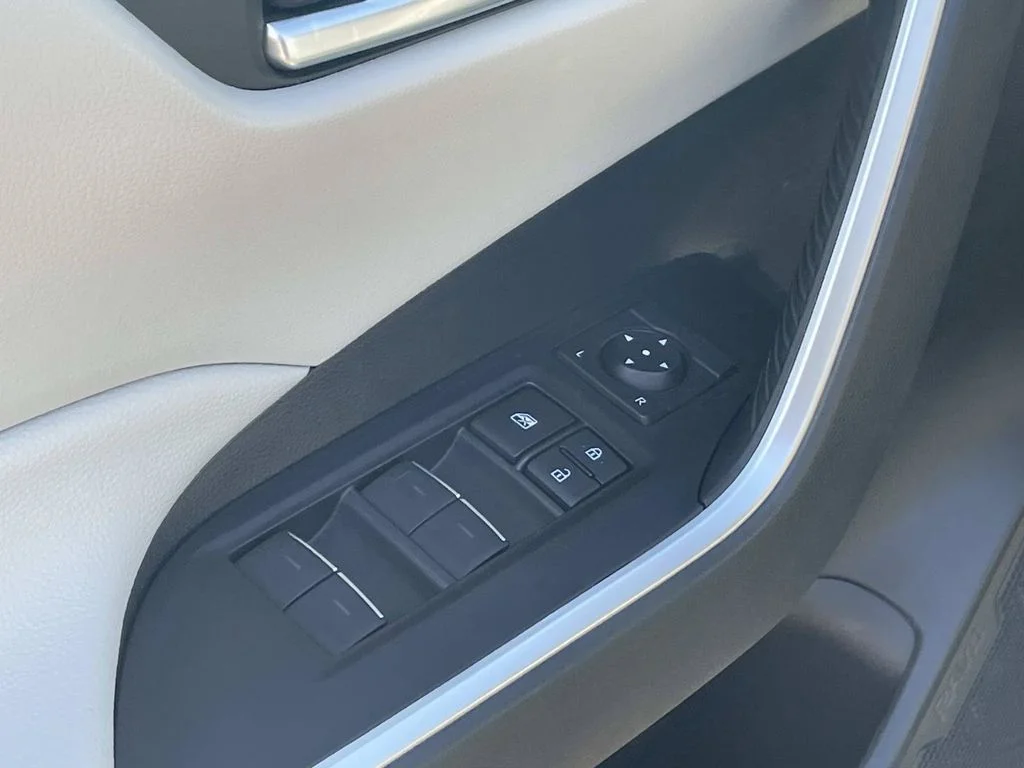 Used 2023  Toyota XLE image 23