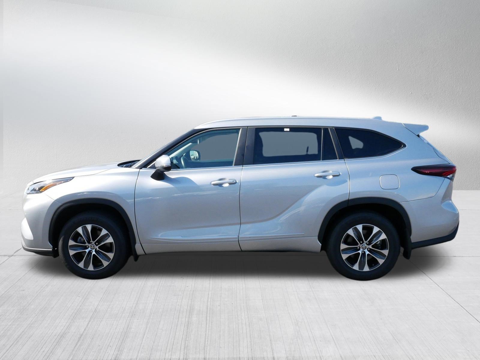 Certified Used 2025 CELESTIAL SILVER Toyota XLE image 4