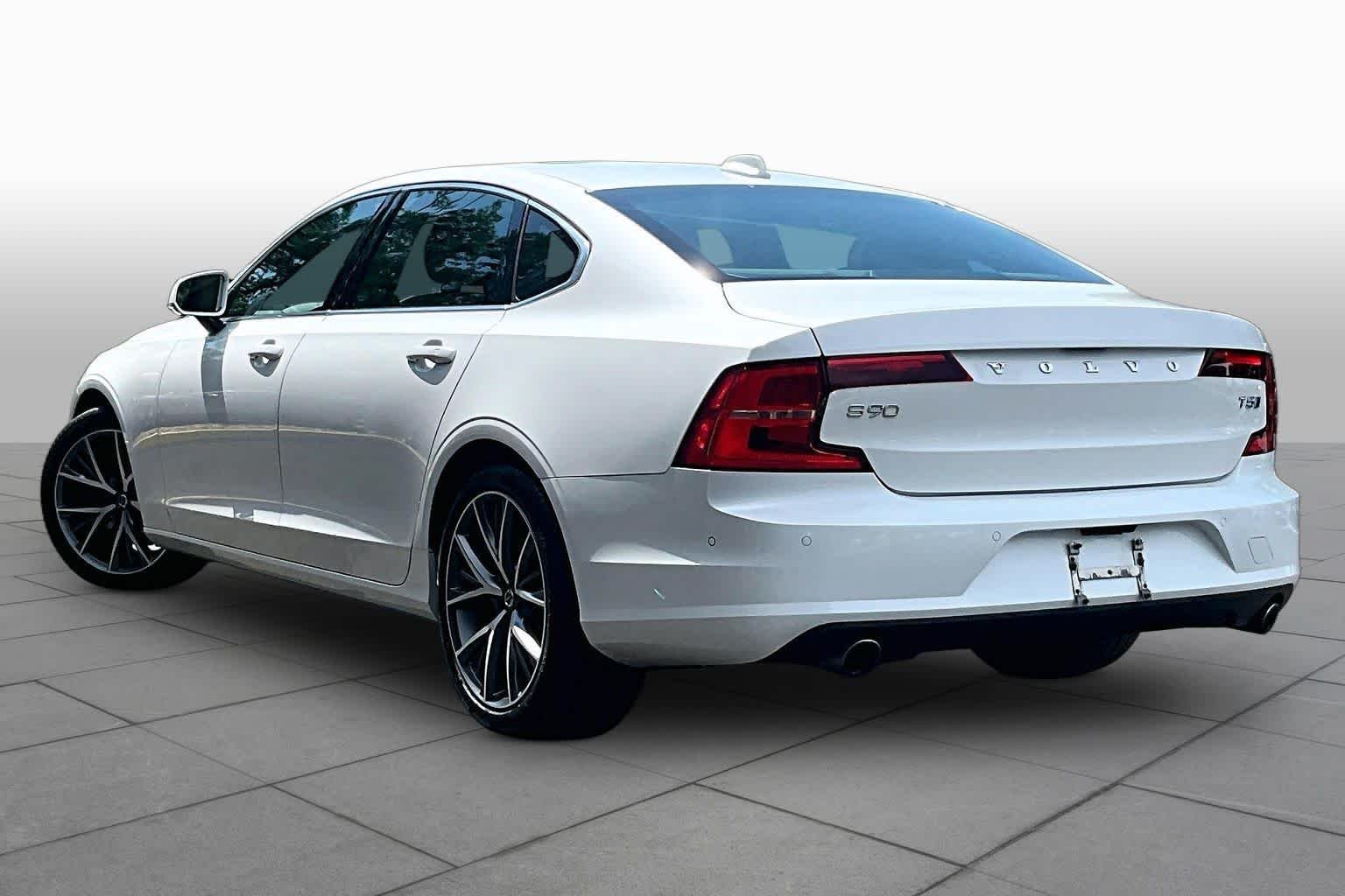 Used 2018 Crystal White Pearl Metallic Volvo Momentum image 12