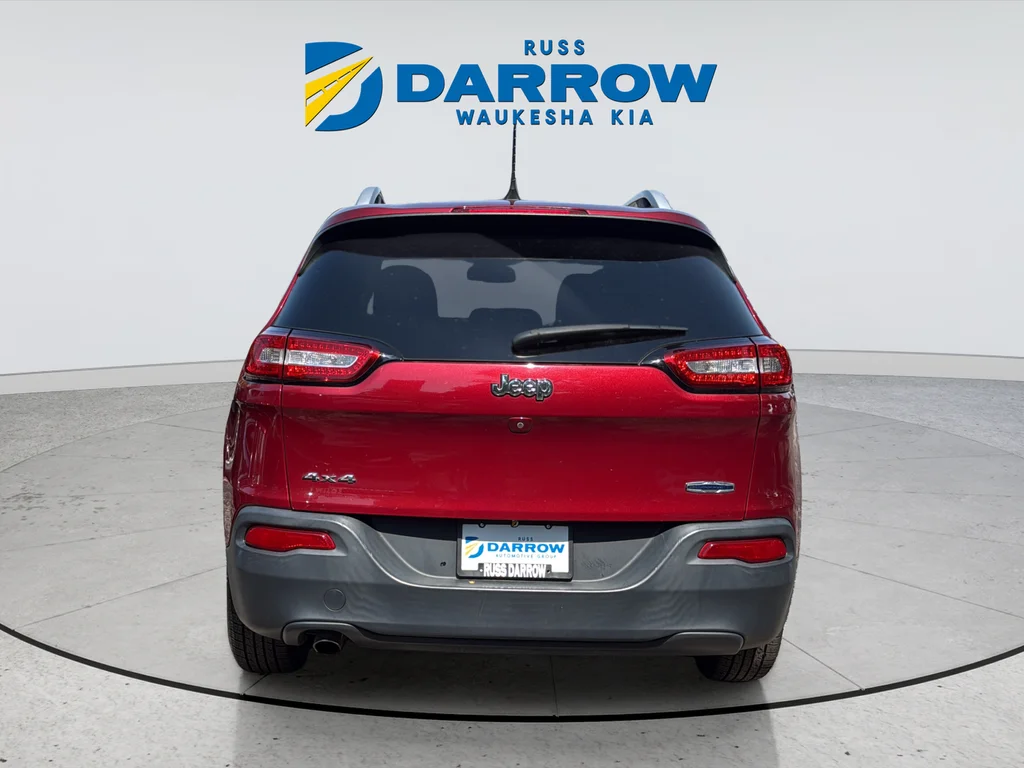 Used 2017 Red Jeep Latitude image 4
