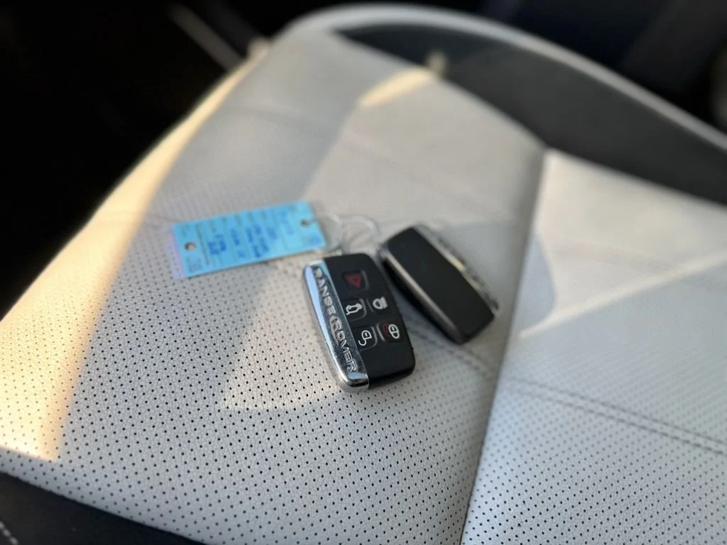 Used 2019 Byron Blue Metallic Land Rover SE R-Dynamic image 19
