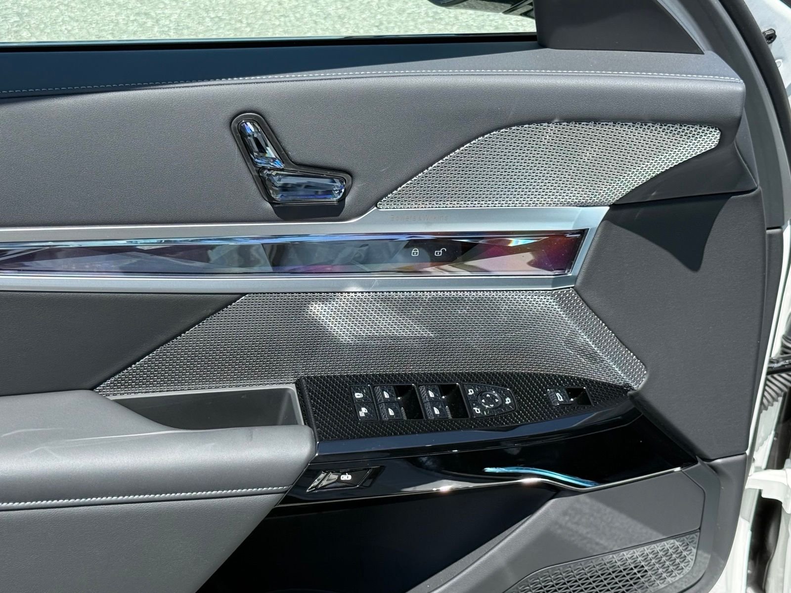 New 2026 Alpine White BMW 750e xDrive image 20