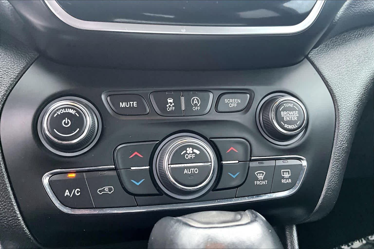 Used 2019 Bright White Clearcoat Jeep Limited image 34