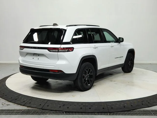 Used 2024 White Jeep Altitude image 8