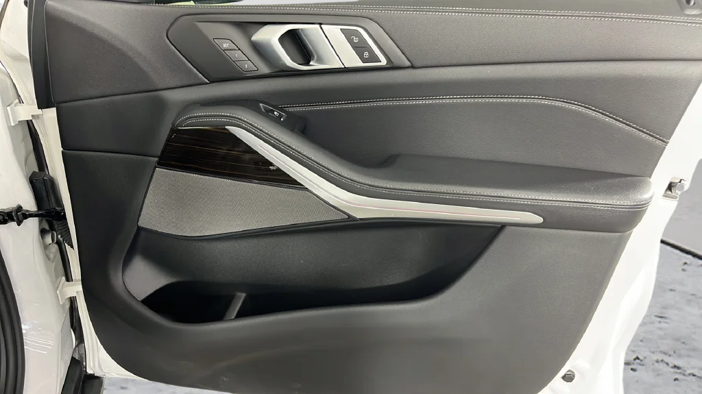 Used 2021 White BMW xDrive40i image 19