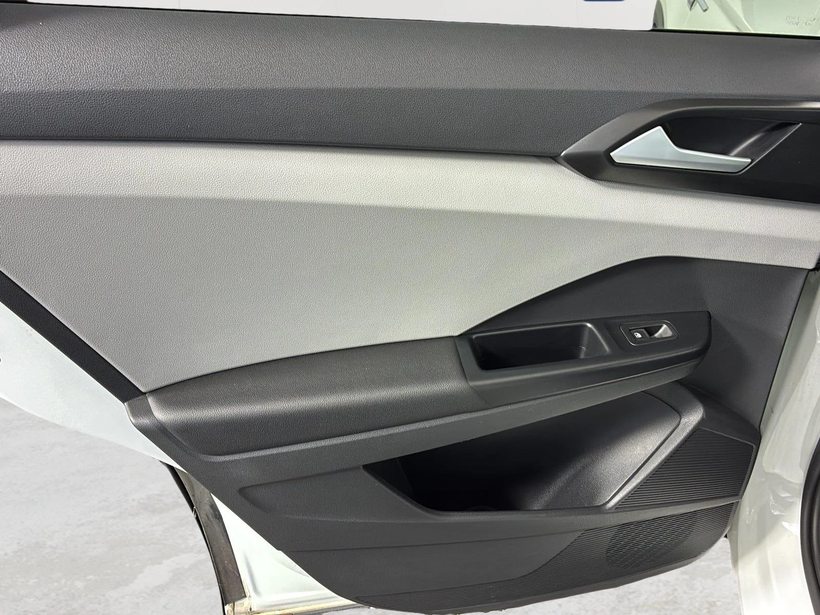 Used 2022 Pure White Volkswagen SE image 23