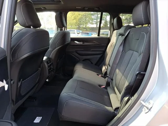 New 2025 Silver Zynith Exterior Paint Jeep Laredo X image 6