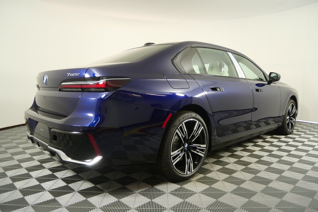 2026 BMW 7 Series 750e - Photo 4