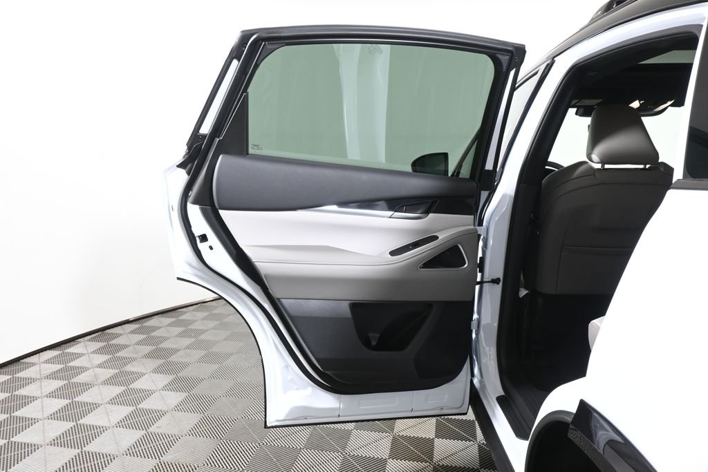 New 2027 2T RAD WHT INFINITI Sport AWD image 32