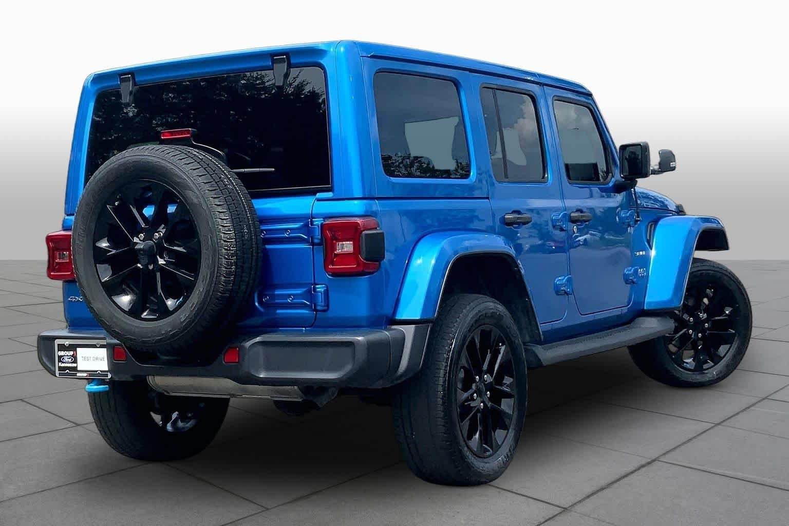 Used 2022 Hydro Blue Pearlcoat Jeep Unlimited Sahara image 13