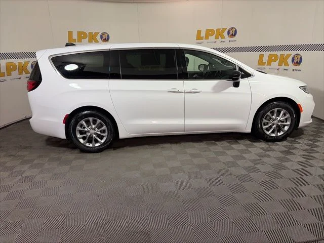 New 2026 Bright White Clear-Coat Exterior Paint Chrysler Limited image 2