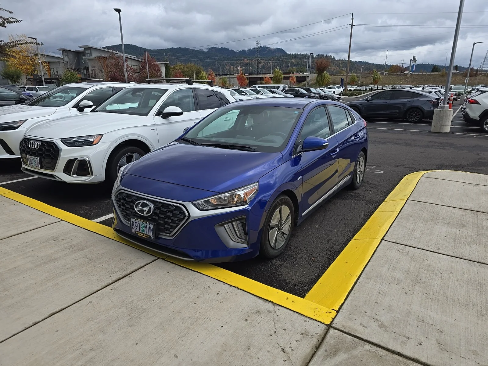 Used 2020 Blue Hyundai SE image 2